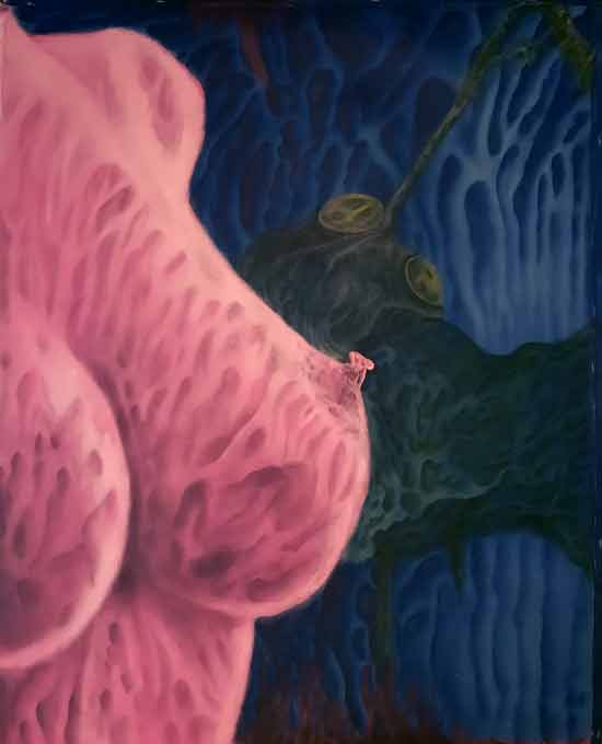 Plano medio de un torso femenino y individuo emergiendo de su pezón; de fondo paisaje en azul y verde.